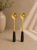 Cucharas doradas con diseño de rosa